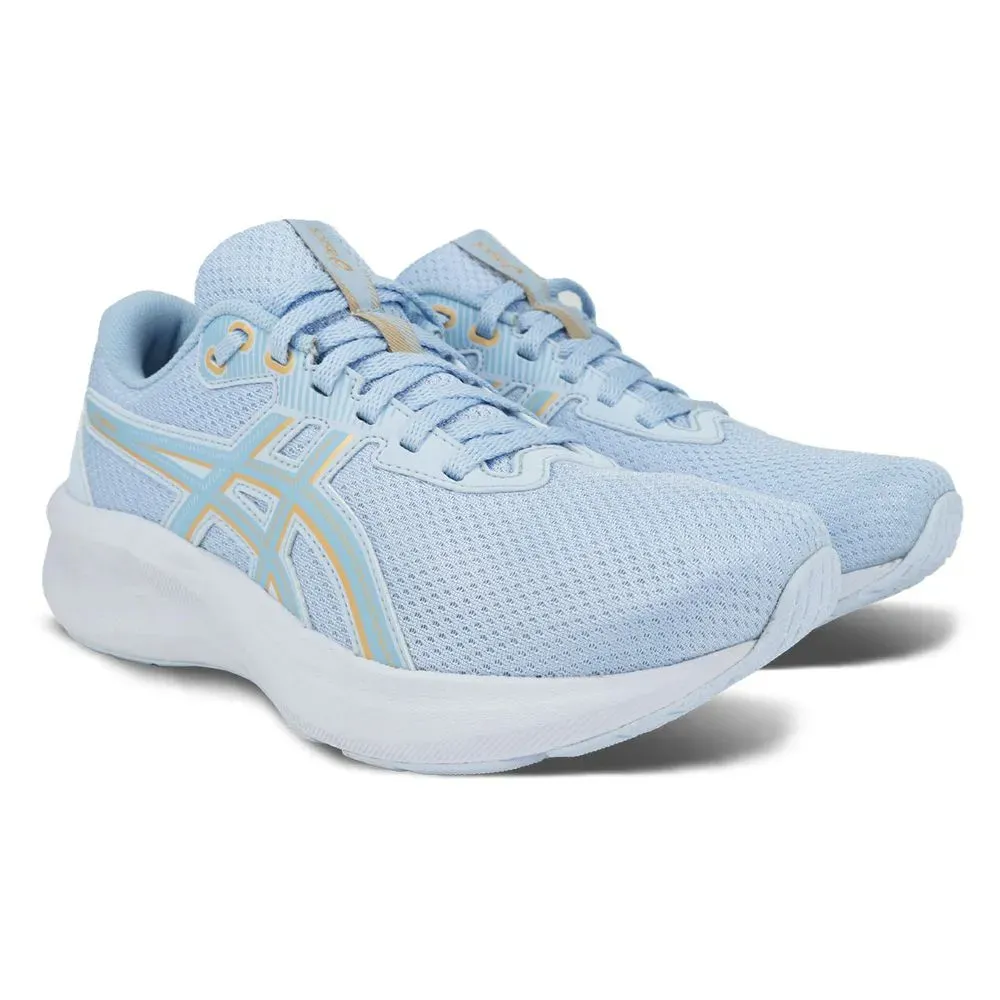 Tênis de corrida feminino Asics Raiden 5 azul claro mostrando ajuste confortável para corrida